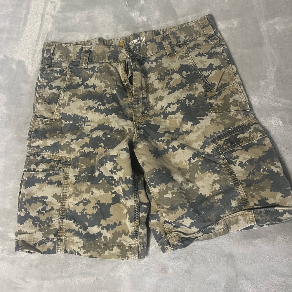 Carhartt relaxed fit cargo shorts
Waist 34